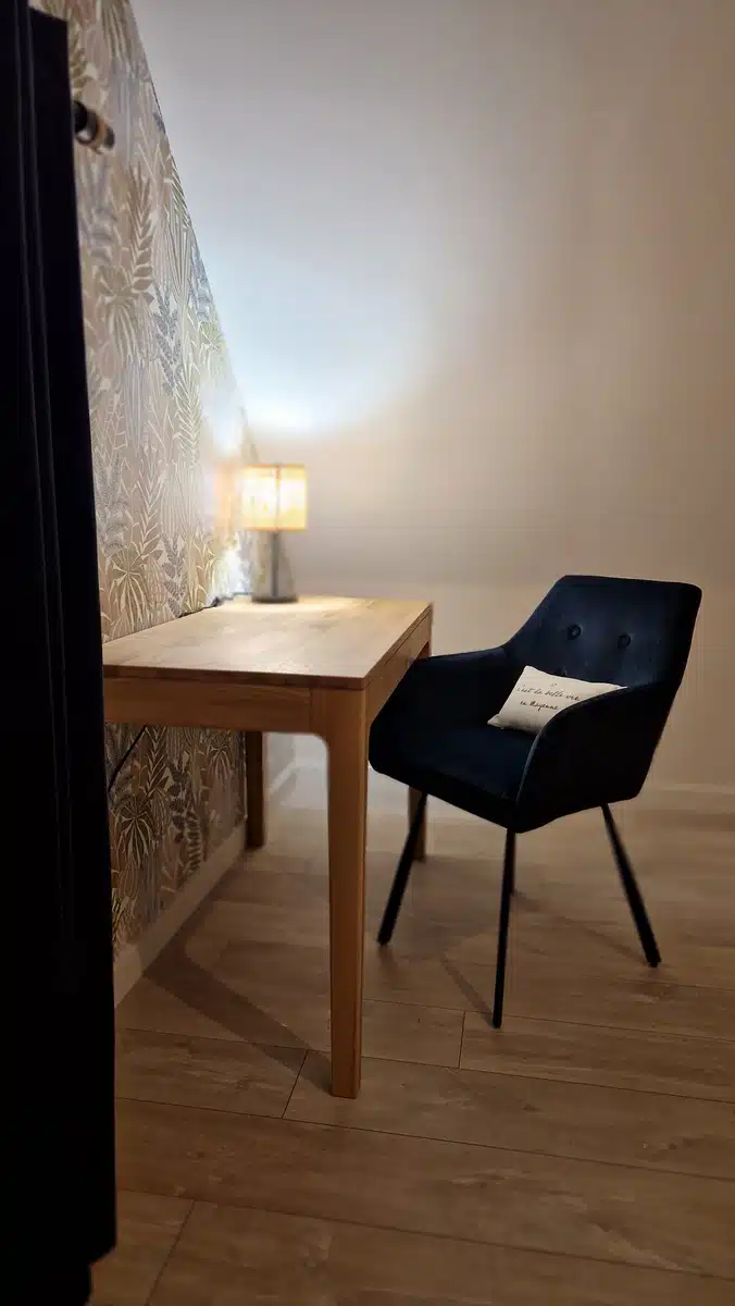 Espace travail avec Wifi haut débit pour séjour pro et télétravail près de Laval au Gîte La Baconnière