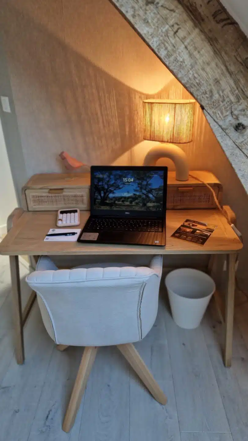 Espace travail avec Wifi haut débit pour séjour pro et télétravail près de Laval au Gîte La Baconnière